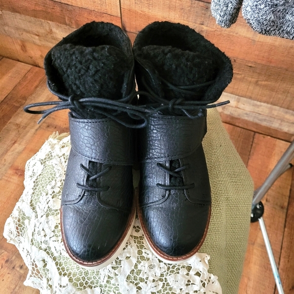 Vera wang Winter boots...size8.5 faux black leather - Picture 3 of 7